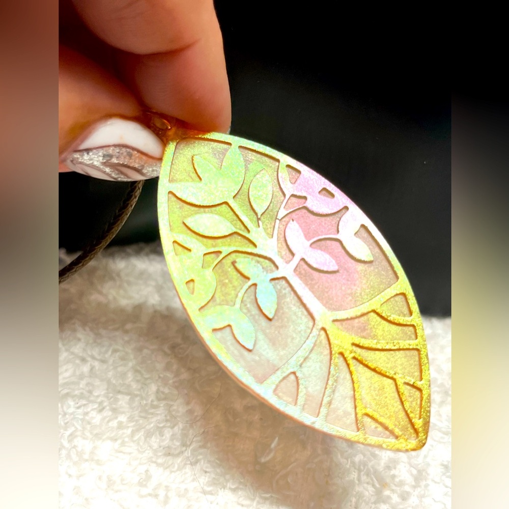 🌸💖cute handmade TREE OF LIFE-resin pendant with cord